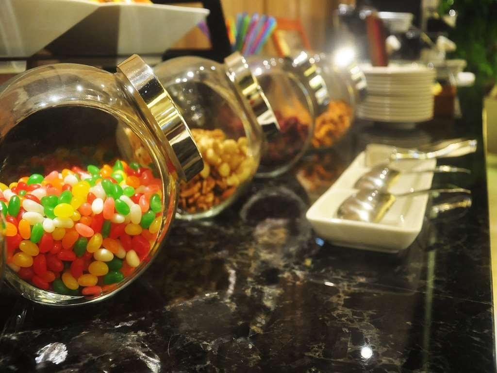 Fullon Hotel Taoyuan Airport Access Mrt A8 Guishan Restaurant photo A selection of candy at a buffet