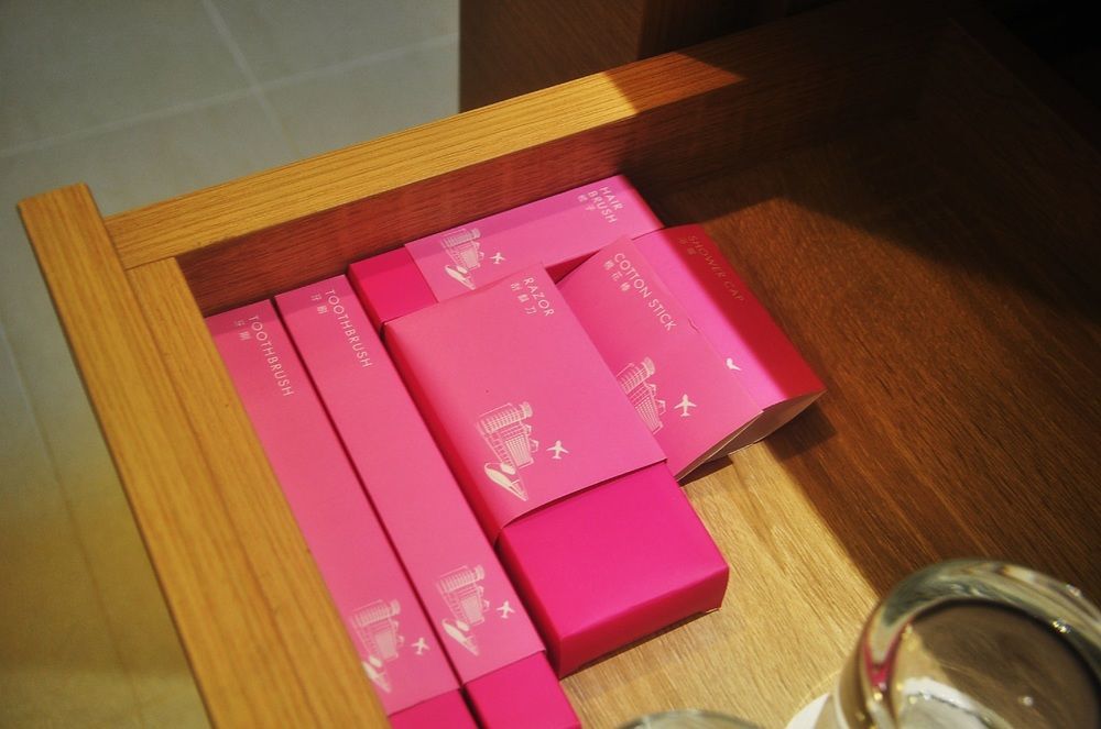 Fullon Hotel Taoyuan Airport Access Mrt A8 Guishan Exterior photo A set of 100g bars of KitKat Sensations