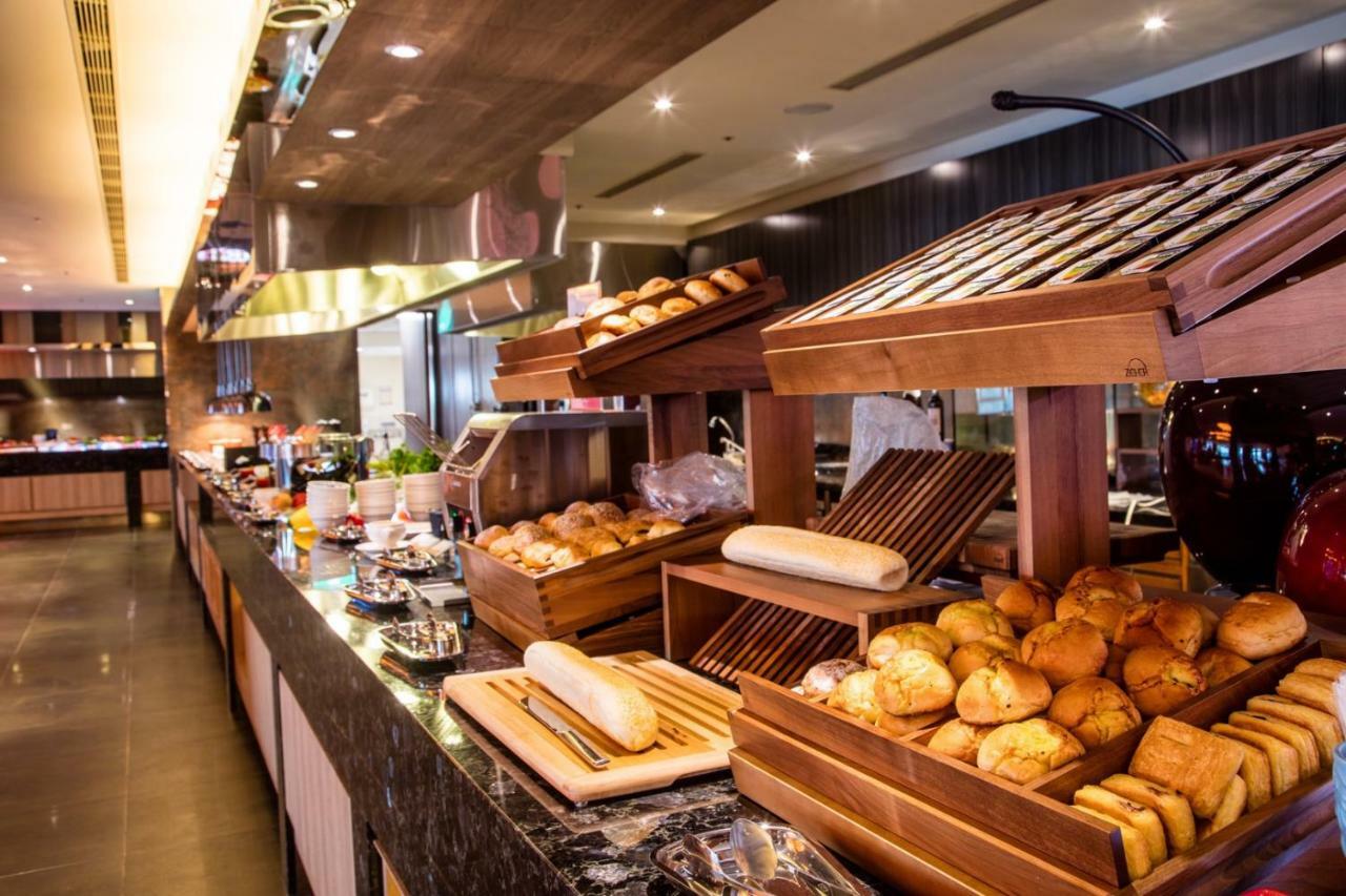 Fullon Hotel Taoyuan Airport Access Mrt A8 Guishan Exterior photo A bread station at a buffet